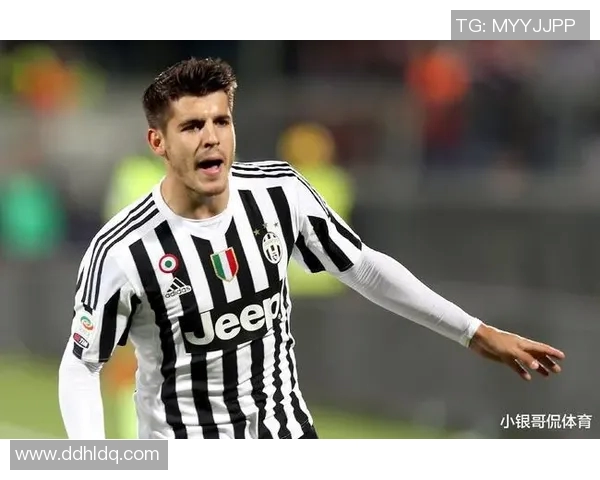 当足球球星深情拥抱定格瞬间热血与感动交织成永恒画面