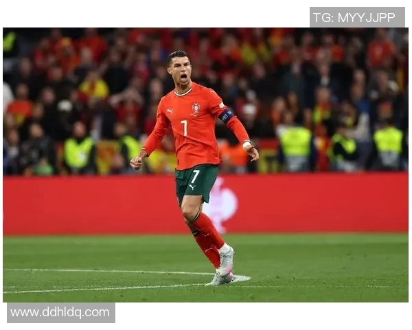 穿黄衣服的足球明星是谁 他在球场上的表现引人注目